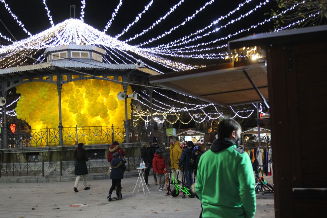 Mercado navideño en la plaza del Ensanche Mercado navideño en la plaza del Ensanche