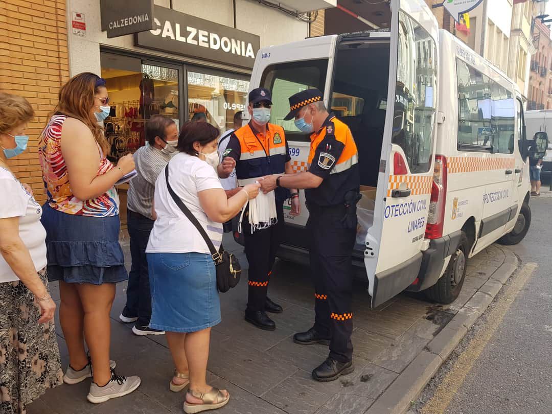 Entrega de mascarillas a cargo de Protección Civil de Linares en la primera ola de la pandemia. Entrega de mascarillas a cargo de Protección Civil de Linares en la primera ola de la pandemia.