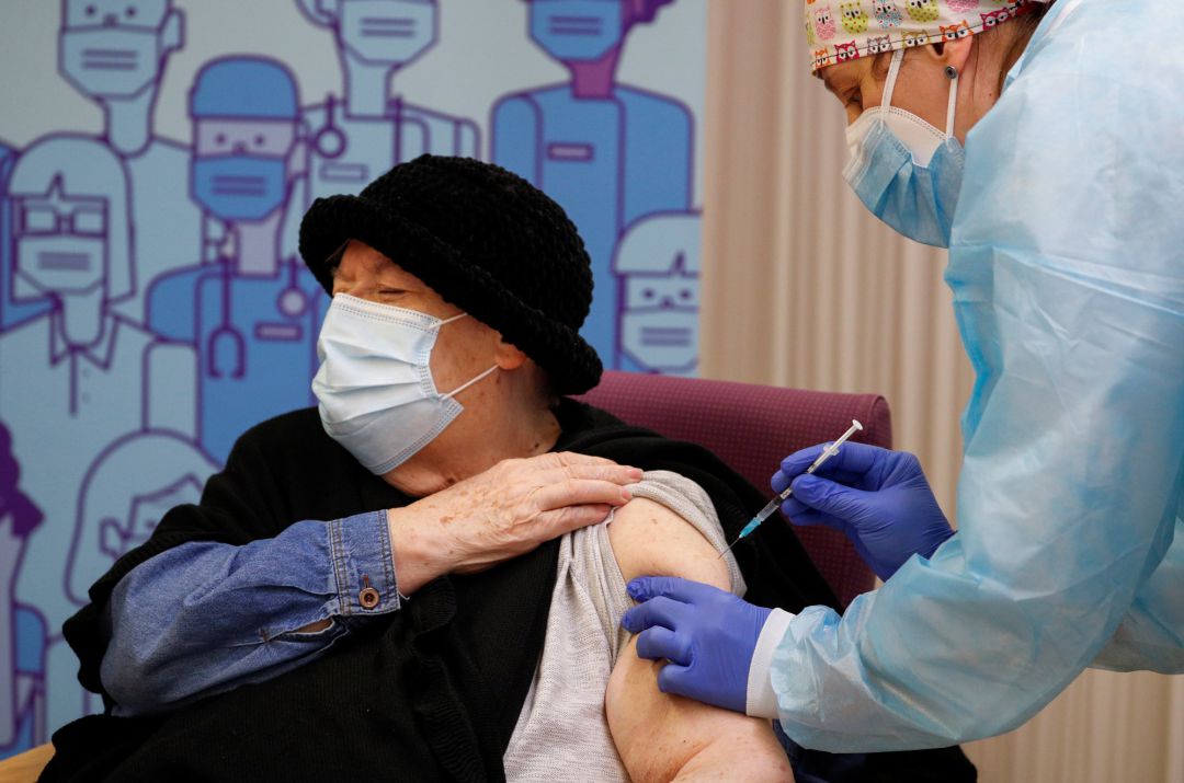 Milagros Garcia, de 79 años, fue la primera persona que recibió la vacuna de Pfizer en la provincia de Lleida, el pasado domingo. Milagros Garcia, de 79 años, fue la primera persona que recibió la vacuna de Pfizer en la provincia de Lleida, el pasado domingo.