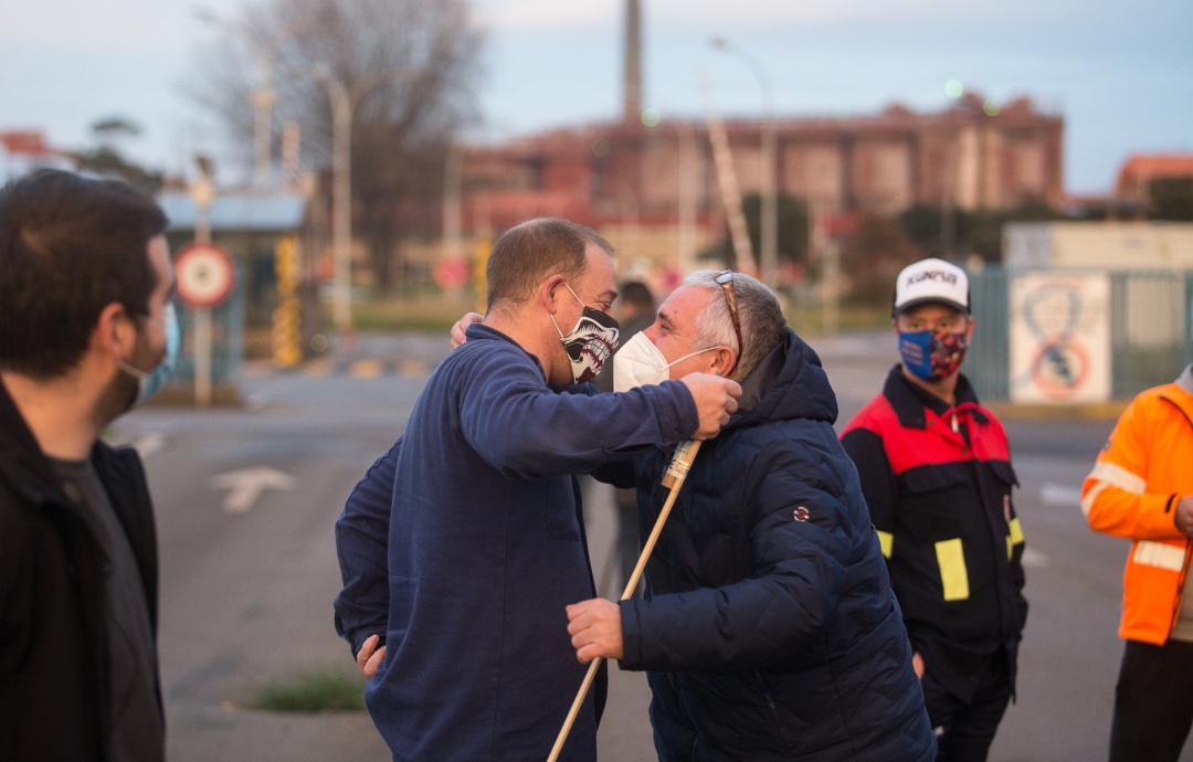 El presidente del Comité de Empresa de Alcoa San Cibrao, José Antonio Zan, abraza a un trabajador jubilado tras conocer la anulación del TSXG del ERE de la empresa, en Cervo, A Mariña, Lugo, Galicia, a 17 de diciembre de 2020. El presidente del Comité de Empresa de Alcoa San Cibrao, José Antonio Zan, abraza a un trabajador jubilado tras conocer la anulación del TSXG del ERE de la empresa, en Cervo, A Mariña, Lugo, Galicia, a 17 de diciembre de 2020.