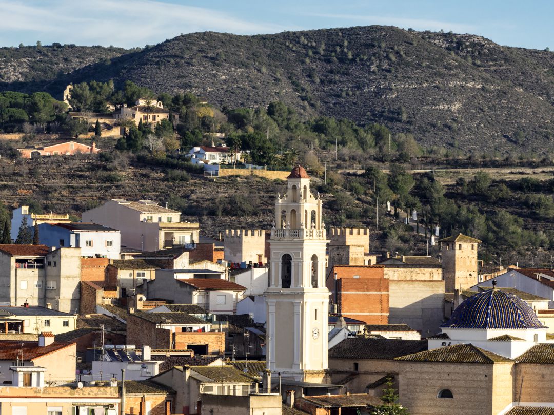 Fotografia del municipi de Llutxent amb la serra al fons Fotografia del municipi de Llutxent amb la serra al fons