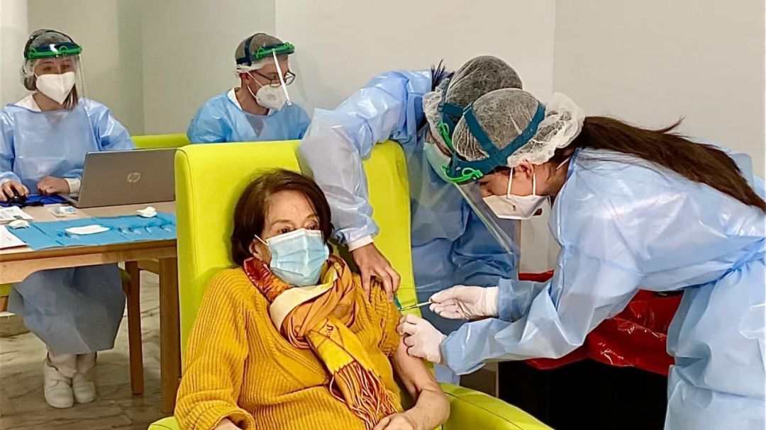 La primera vacunación hoy en la Residencia Servisenior, de la Avenida das Carolinas, y fueron vacunados 19 profesionales y 26 residentes más de este centro.
La primera vacunación hoy en la Residencia Servisenior, de la Avenida das Carolinas, y fueron vacunados 19 profesionales y 26 residentes más de este centro.