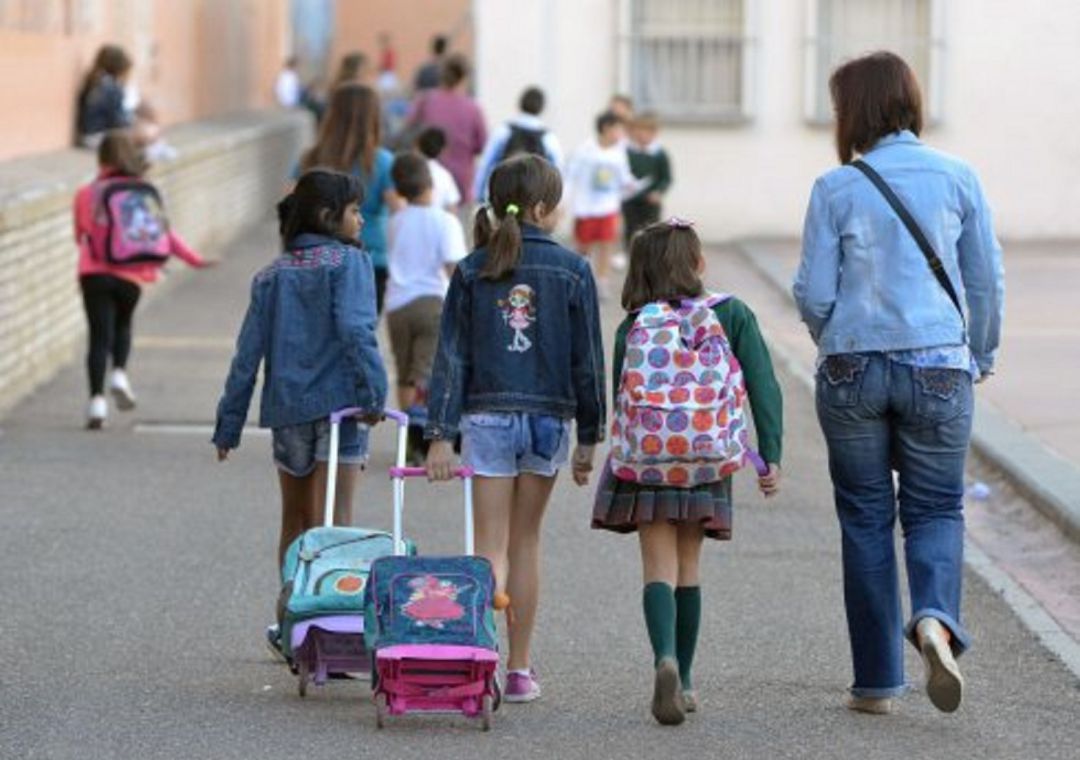 Alumnos saliendo de clase. Alumnos saliendo de clase.