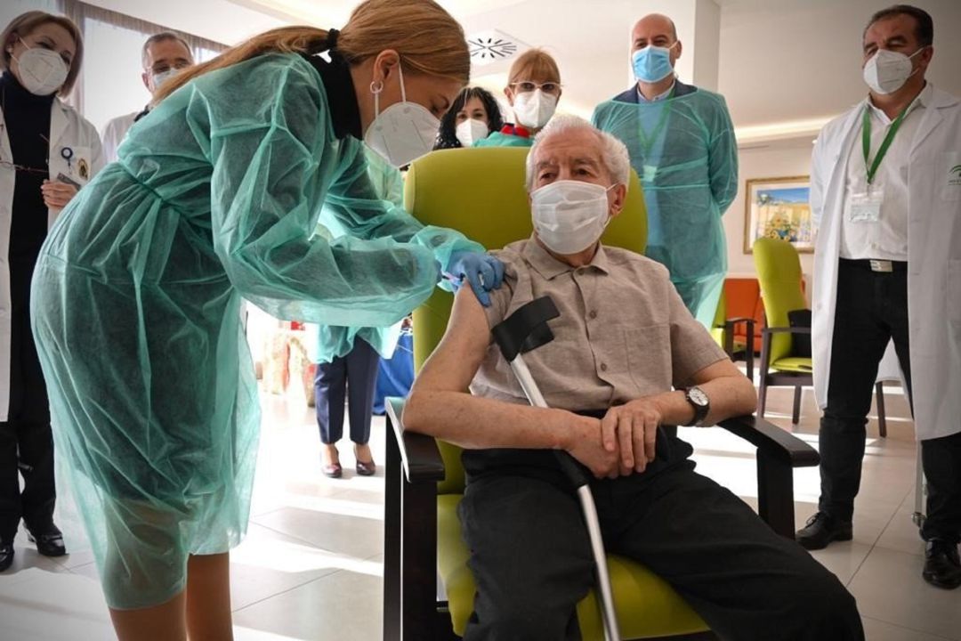 Antonio Yáñez, de 87 años, residente del centro de mayores "Beato Fray Leopoldo" de Granada, ha sido el primer andaluz que recibió la vacuna contra la Covid 19 Antonio Yáñez, de 87 años, residente del centro de mayores "Beato Fray Leopoldo" de Granada, ha sido el primer andaluz que recibió la vacuna contra la Covid 19