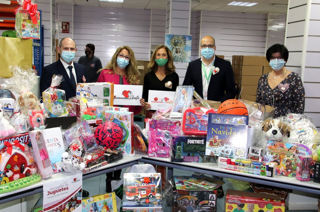 La consiliaria de Asistencia Social de la Hermandad de la Macarena, María Luisa Gayán, en el centro de la imagen, recibe los juguetes recogidos por la asociación 'Corazones con bata' La consiliaria de Asistencia Social de la Hermandad de la Macarena, María Luisa Gayán, en el centro de la imagen, recibe los juguetes recogidos por la asociación 'Corazones con bata'