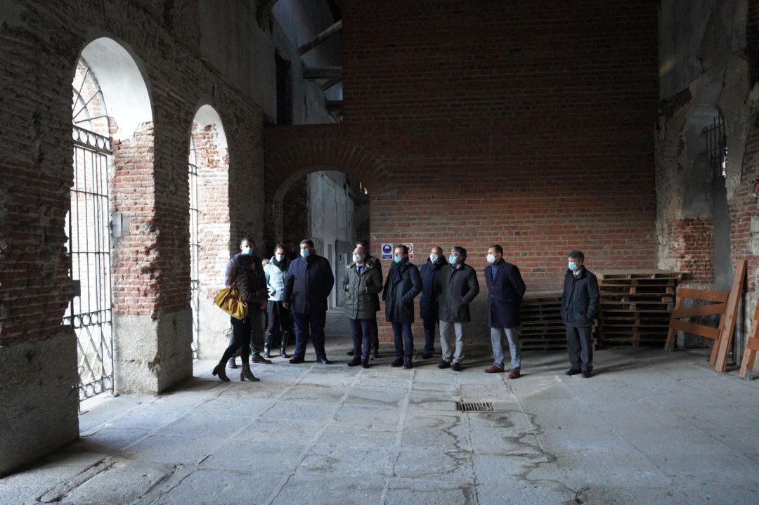 El consejero de Cultura, Javier Ortega, durante su visita al antiguo matadero de Ávila El consejero de Cultura, Javier Ortega, durante su visita al antiguo matadero de Ávila