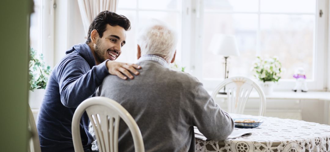 El programa cuenta con casi un centenar de voluntarios para acompañar y ayudar a mayores y dependientes El programa cuenta con casi un centenar de voluntarios para acompañar y ayudar a mayores y dependientes