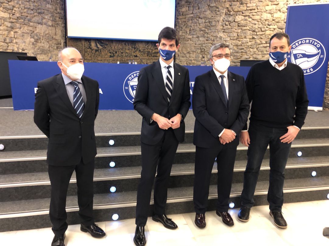 Los directivos del Alavés antes de la asamblea. Los directivos del Alavés antes de la asamblea.