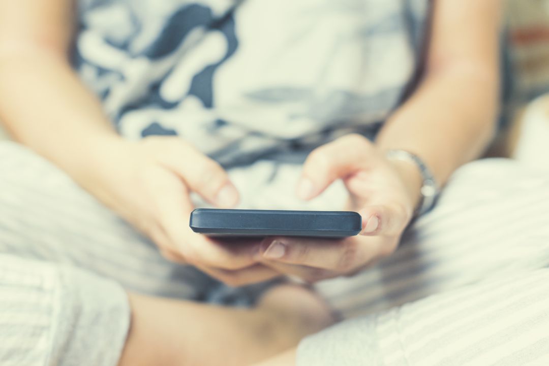 Imagen de recurso de una chica manejando su teléfono móvil. Imagen de recurso de una chica manejando su teléfono móvil.