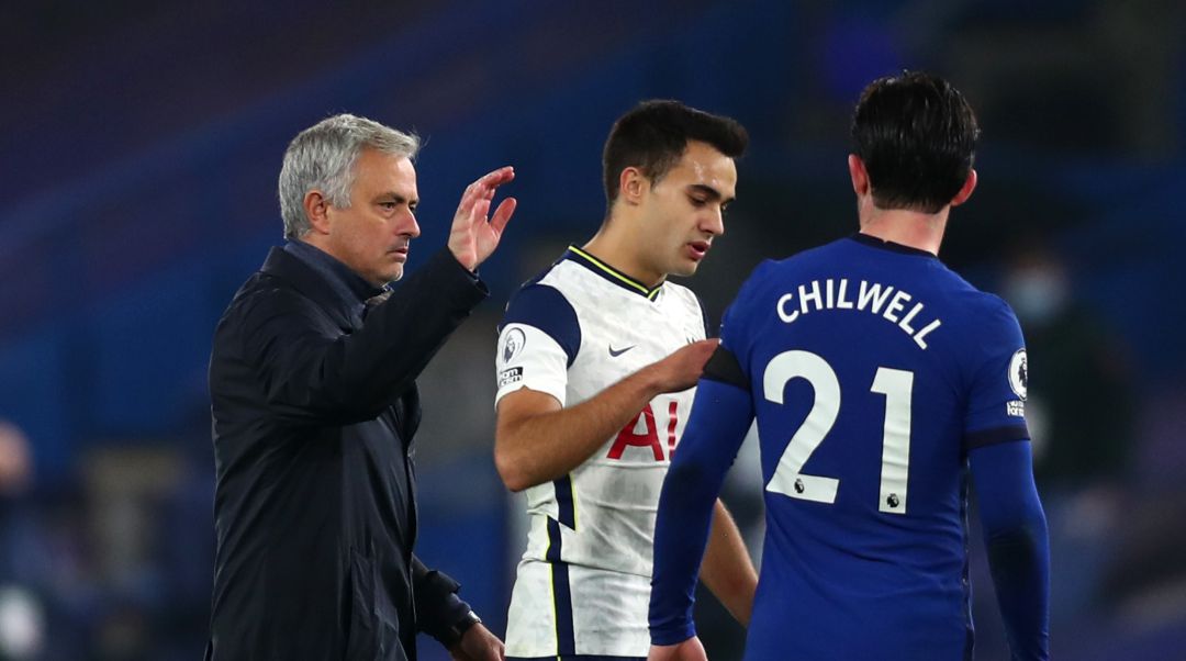 Mourinho y Reguilón saludan a Chilwell tras el partido contra el Chelsea. Mourinho y Reguilón saludan a Chilwell tras el partido contra el Chelsea.