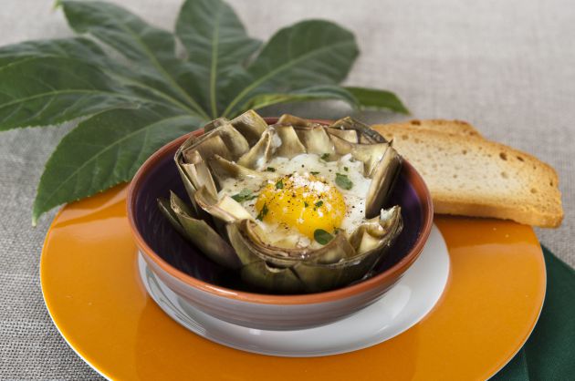 Alcachofas con huevos de codorniz. Alcachofas con huevos de codorniz.