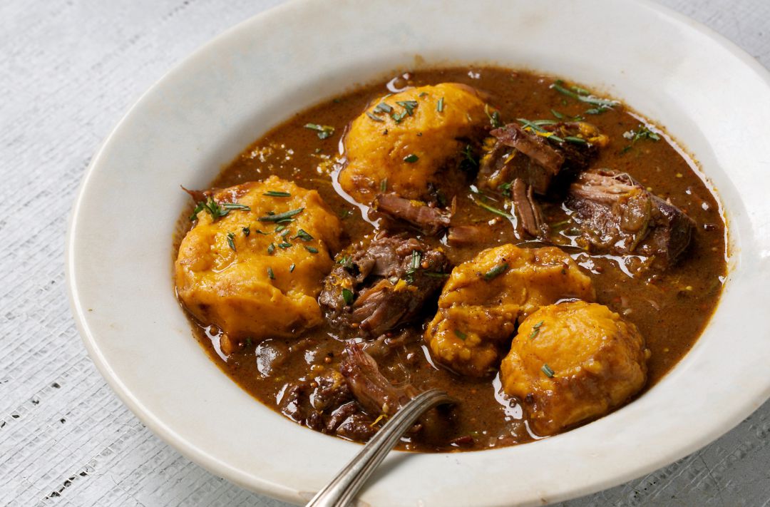 Guiso de carne acompañado de patatas. Guiso de carne acompañado de patatas.