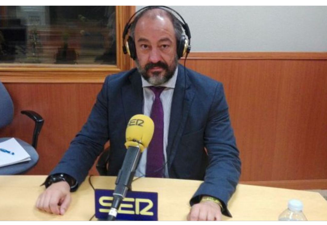 Julián Garde, en los estudios de Radio Albacete en una imagen de archivo Julián Garde, en los estudios de Radio Albacete en una imagen de archivo