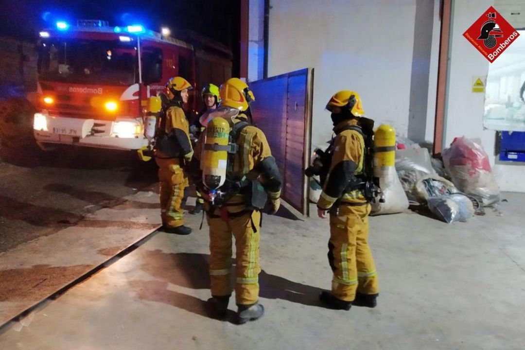 Los bomberos durante la extinción del fuego en la fábrica Hilaturas Ferre de Banyeres. Los bomberos durante la extinción del fuego en la fábrica Hilaturas Ferre de Banyeres.