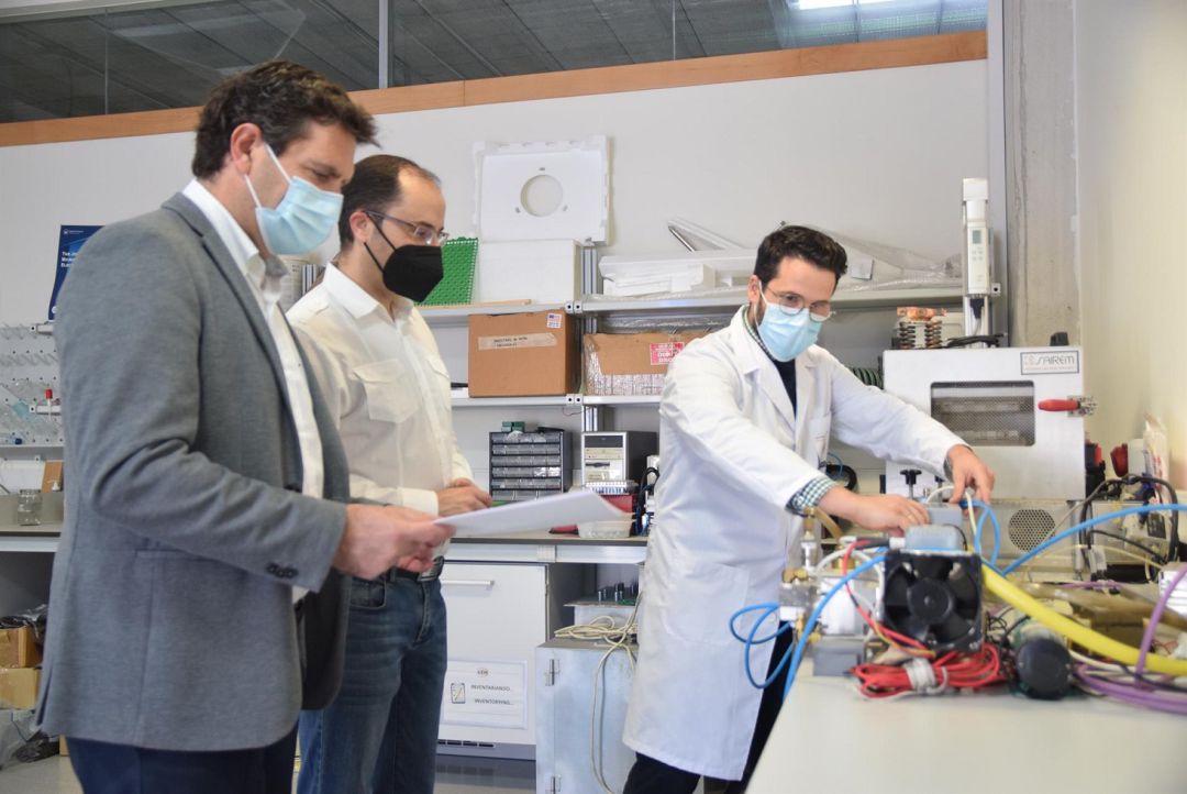 Juan David Reverte, en el laboratorio. Juan David Reverte, en el laboratorio.