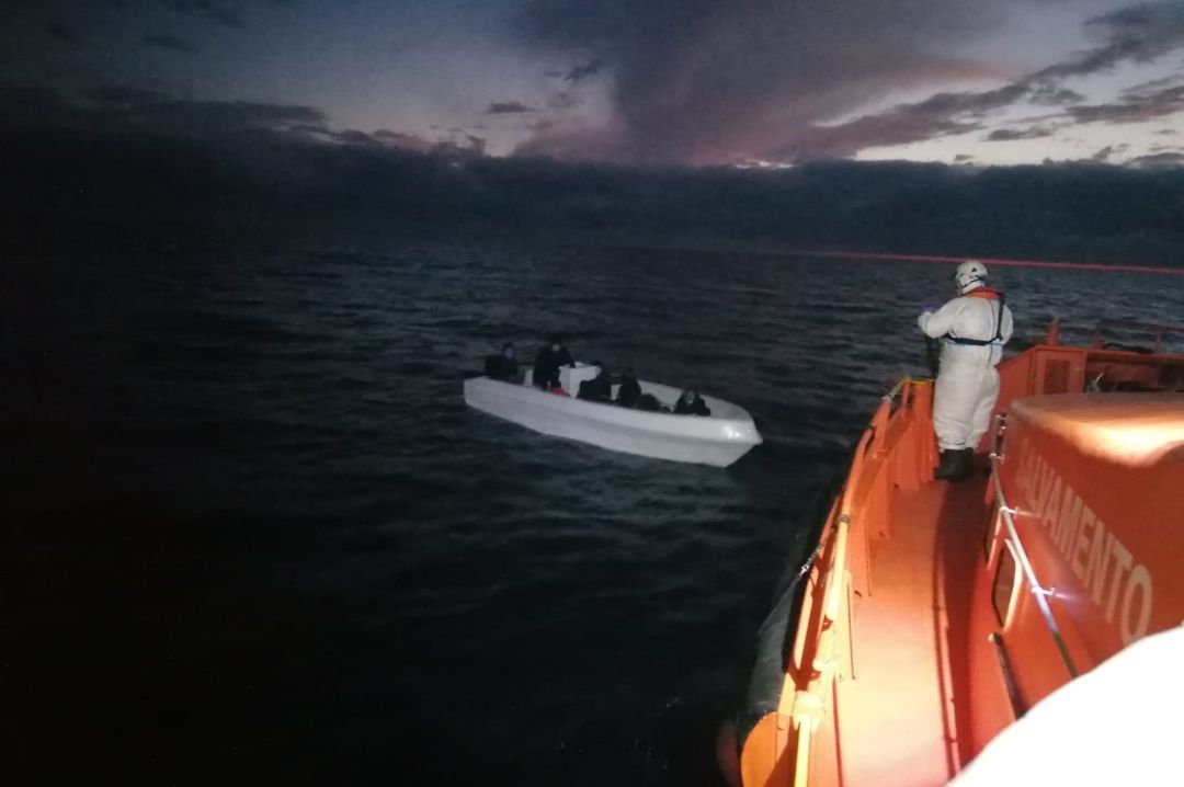 Una de las pateras interceptadas por Salvamento Marítimo antes de llegar a tierra Una de las pateras interceptadas por Salvamento Marítimo antes de llegar a tierra