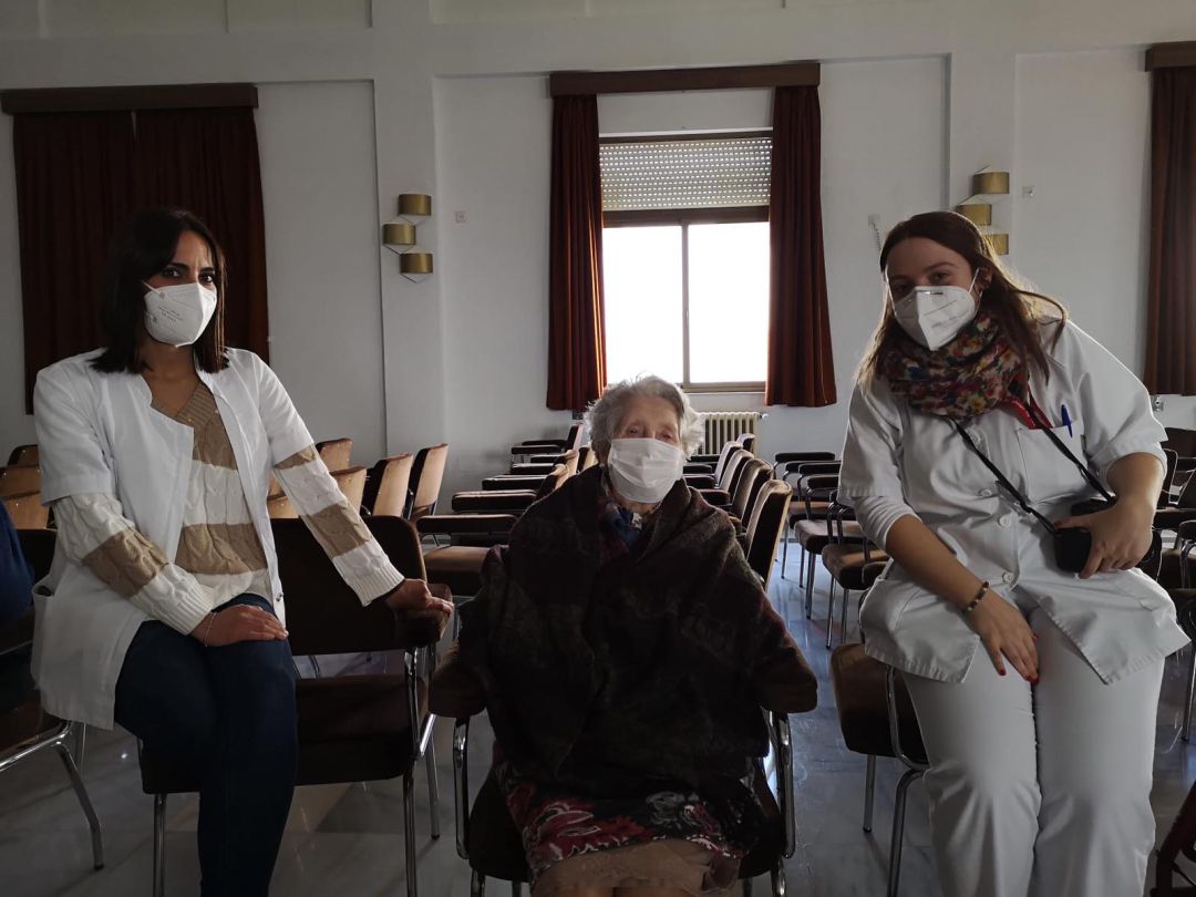 Dolores junto a varias trabajadoras de la residencia de mayores de las 'Hermanitas de los Pobres' Dolores junto a varias trabajadoras de la residencia de mayores de las 'Hermanitas de los Pobres'