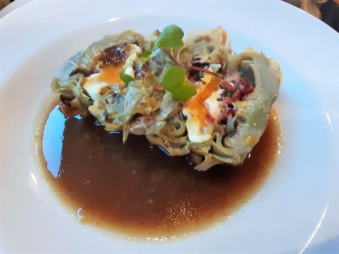 Alcachofa en tempura rellena de huevo jamón y trufa Alcachofa en tempura rellena de huevo jamón y trufa