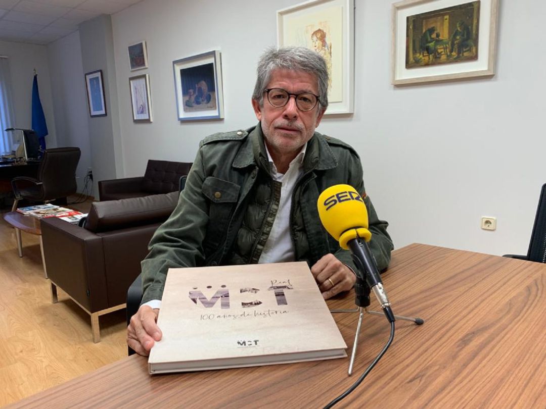 Antonio Saura presenta el libro 100 años de historia Antonio Saura presenta el libro 100 años de historia