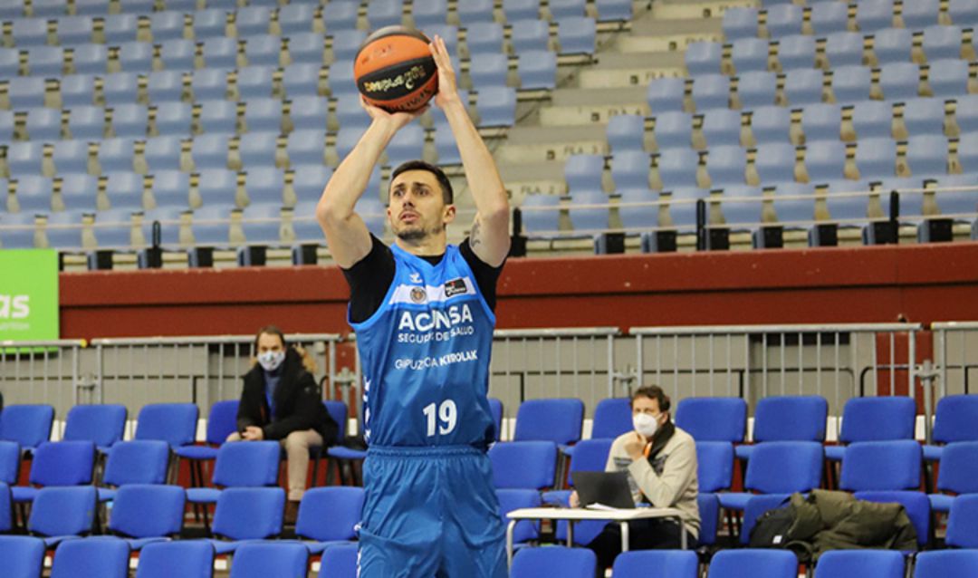 El alero del GBC, Pere Tomas lanza a canasta durante el partido ante el Baxi Manresa El alero del GBC, Pere Tomas lanza a canasta durante el partido ante el Baxi Manresa