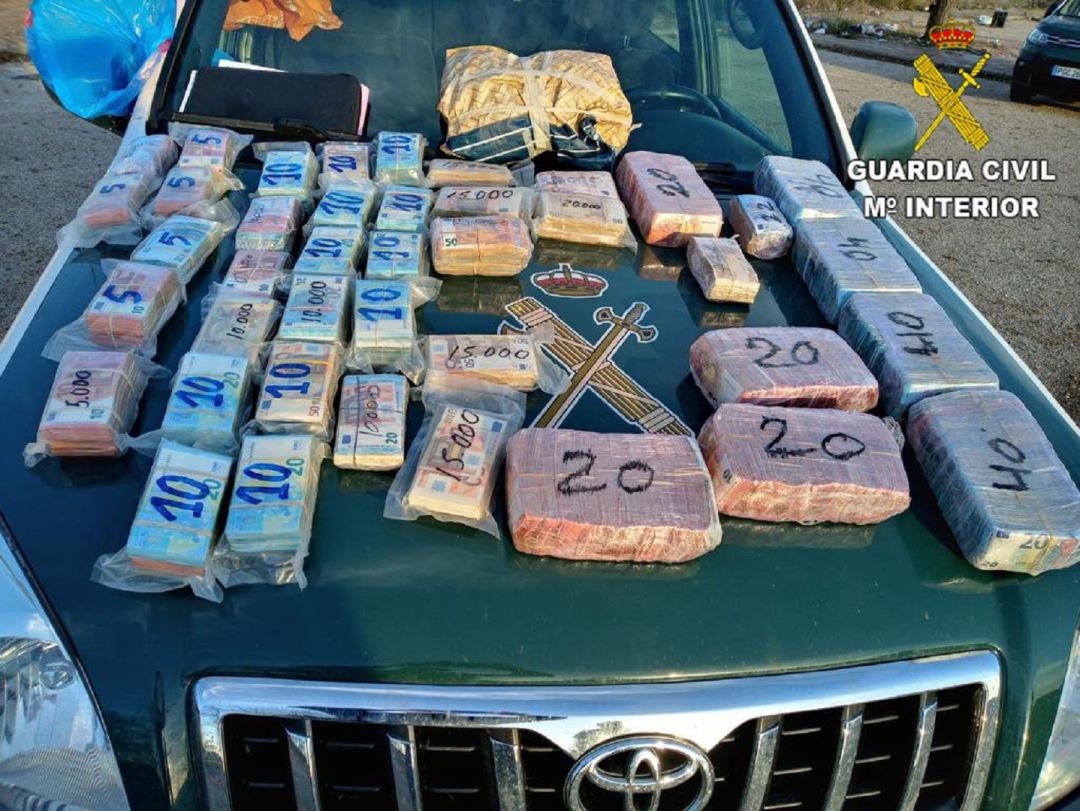 El dinero encontrado por la Guardia Civil en este control de carreteras en la A-42 El dinero encontrado por la Guardia Civil en este control de carreteras en la A-42
