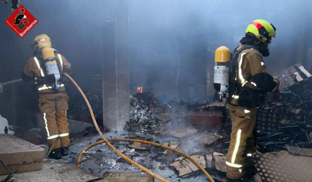 Los bomberos durante la extinción del incendio en el restaurante de Cocentaina. Los bomberos durante la extinción del incendio en el restaurante de Cocentaina.