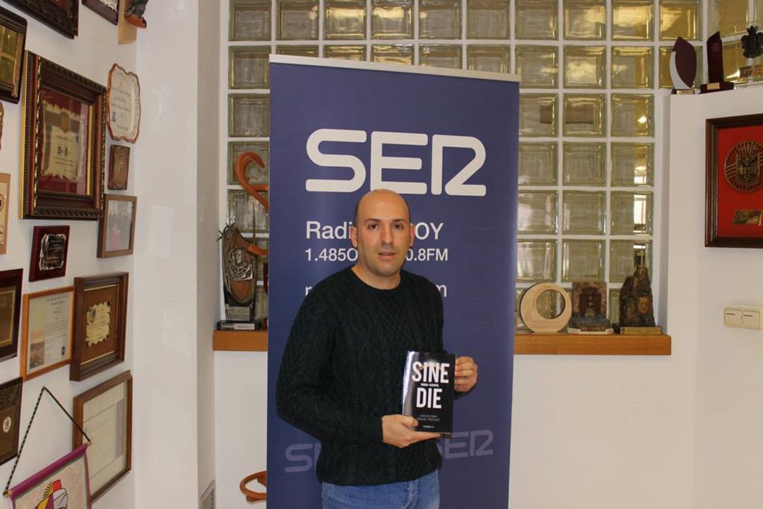 Carlos Gran en Radio Alcoy presentando Sine Die Carlos Gran en Radio Alcoy presentando Sine Die