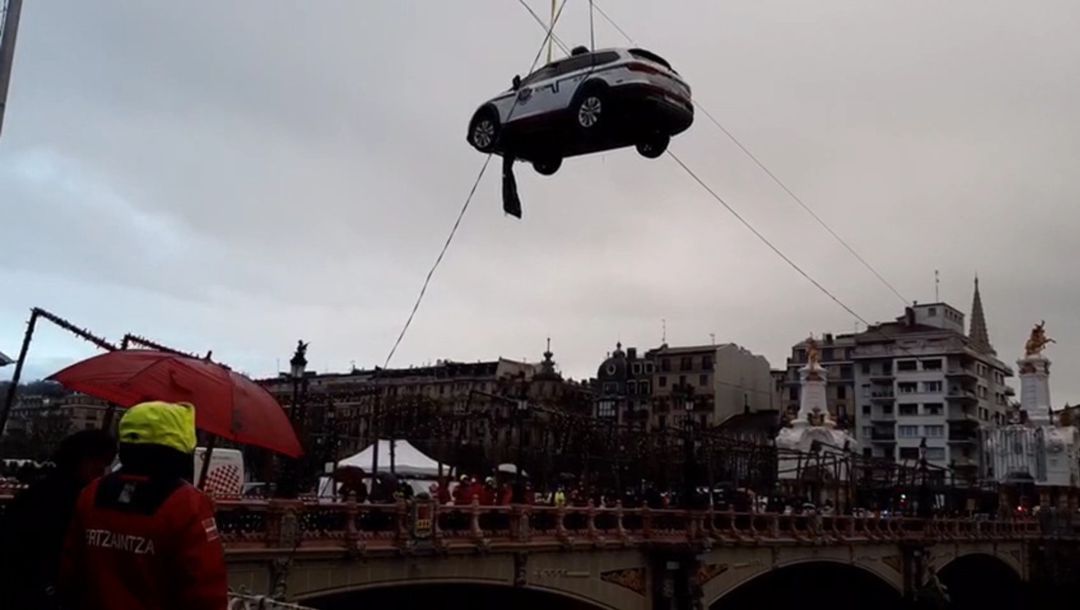 El coche accidentado siendo sacado por una grúa del río Urumea El coche accidentado siendo sacado por una grúa del río Urumea