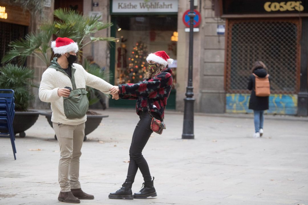 Aspecto del centro de Barcelona a pocas horas de la Nochebuena, la primera cita festiva de estas navidades que estarán marcadas por la pandemia del covid19 que restringe movimientos y reuniones en todo el estado. Aspecto del centro de Barcelona a pocas horas de la Nochebuena, la primera cita festiva de estas navidades que estarán marcadas por la pandemia del covid19 que restringe movimientos y reuniones en todo el estado.