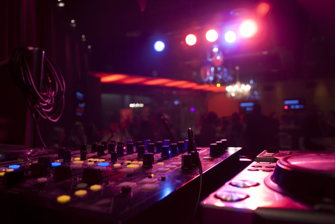 La Generalitat suspende las fiestas con actuaciones de disc-jockeys para las celebraciones de fin de año La Generalitat suspende las fiestas con actuaciones de disc-jockeys para las celebraciones de fin de año