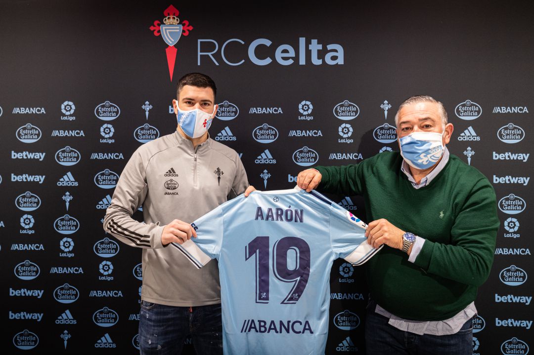 Aarón Martín posa con la camiseta del Celta junto al vicepresidente Ricardo Barros. Aarón Martín posa con la camiseta del Celta junto al vicepresidente Ricardo Barros.