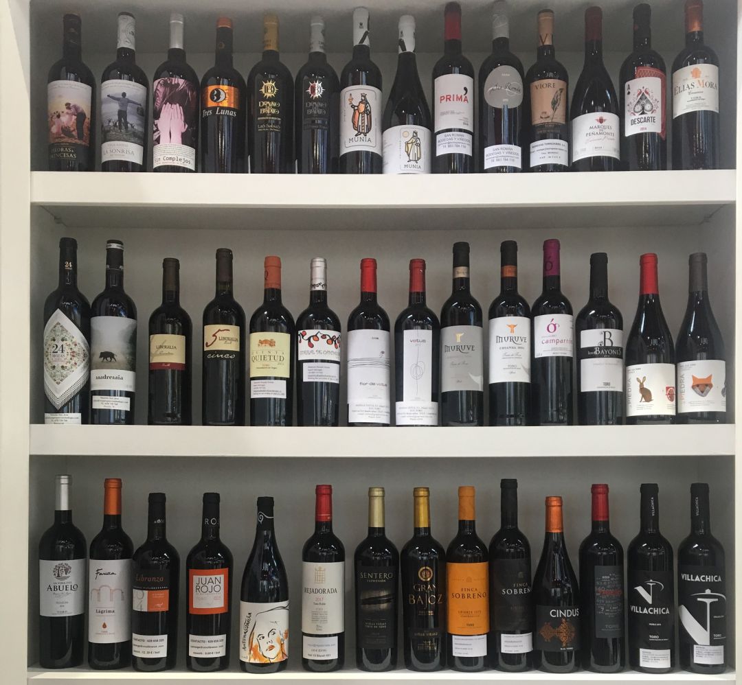 Estanterías con Vinos de Toro Estanterías con Vinos de Toro