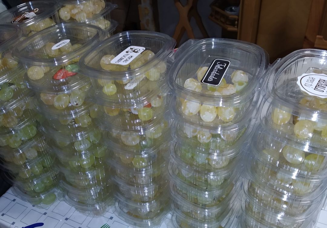 Paquetes de uvas listos para el reparto entre los vecinos de Albendea. Paquetes de uvas listos para el reparto entre los vecinos de Albendea.