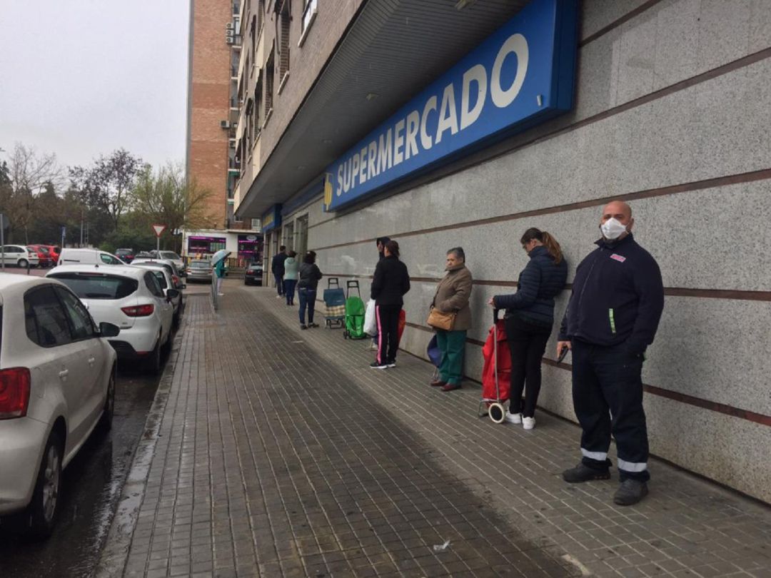 Las colas en los supermercados durante las primeras semanas del confinamiento han sido una de las imagenes que nos ha dejado este 2020 Las colas en los supermercados durante las primeras semanas del confinamiento han sido una de las imagenes que nos ha dejado este 2020