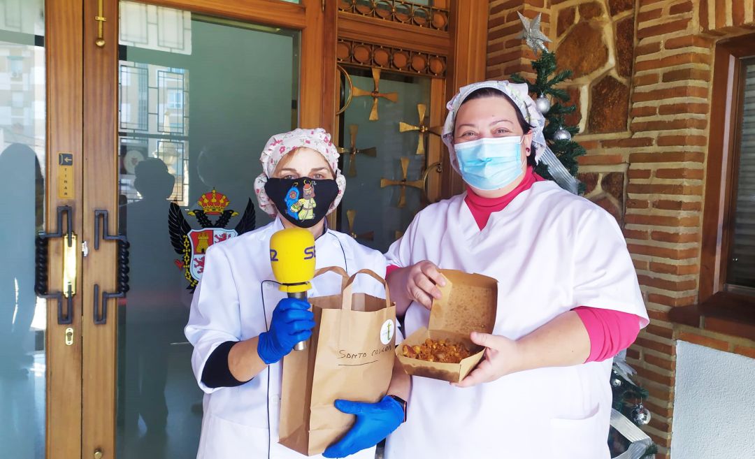 Goyi y Mari Carmen, cocineras de la Residencia de Santa Casilda, con el micrófono de la SER y las migas Goyi y Mari Carmen, cocineras de la Residencia de Santa Casilda, con el micrófono de la SER y las migas