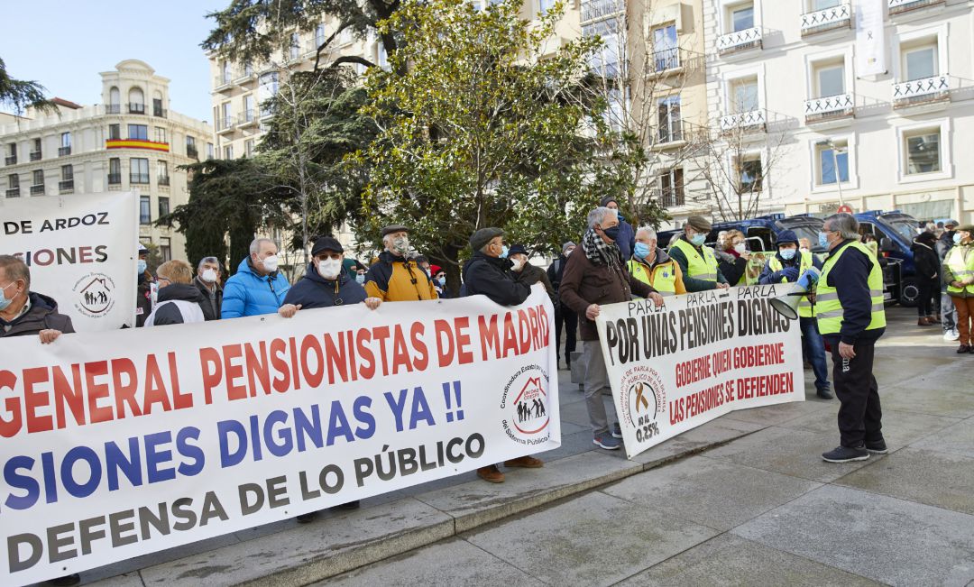 Los pensionistas protestan contra las recomendaciones del Pacto de Toledo y del ministro de Inclusión, Seguridad Social y Migraciones, José Luis Escrivá, que plantea una reforma del sistema con el objetivo de ahorrar 2,3 puntos del PIB en 2050. Los pensionistas protestan contra las recomendaciones del Pacto de Toledo y del ministro de Inclusión, Seguridad Social y Migraciones, José Luis Escrivá, que plantea una reforma del sistema con el objetivo de ahorrar 2,3 puntos del PIB en 2050.