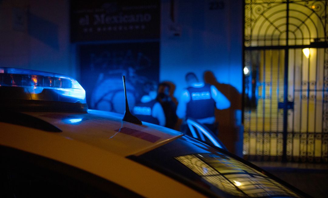 Los Mossos interviniendo fiestas ilegales. Los Mossos interviniendo fiestas ilegales.