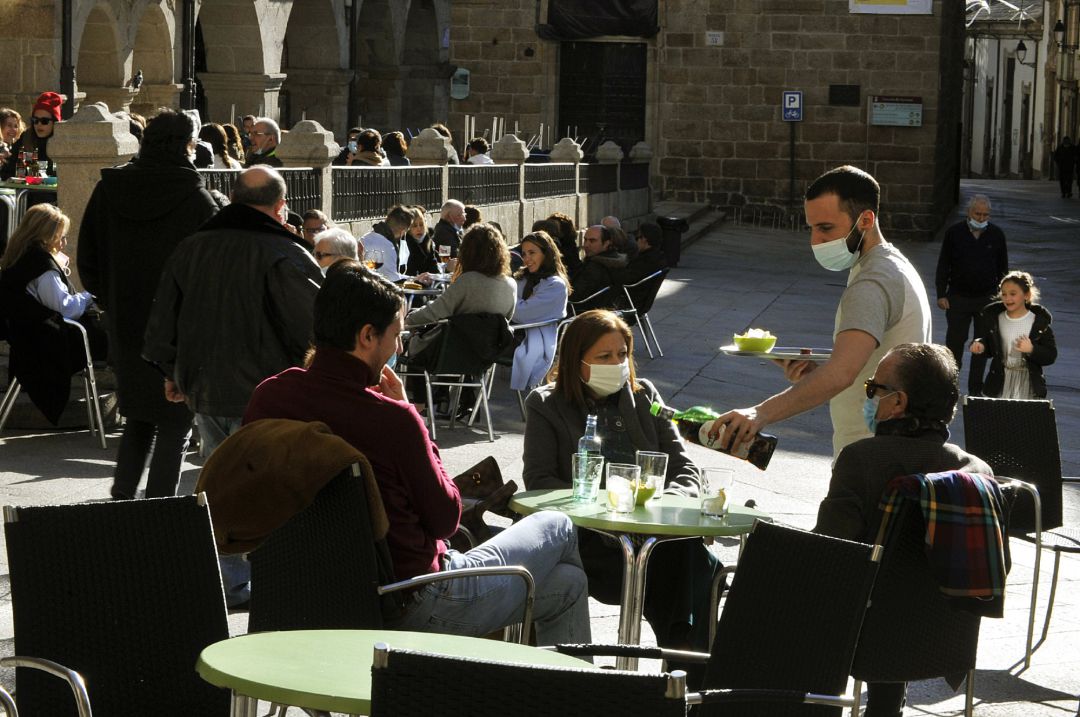 Gente toma el vermú en las terrazas de la Plaza Mayor de Ourense
Rosa Veiga - Europa Press
Gente toma el vermú en las terrazas de la Plaza Mayor de Ourense
Rosa Veiga - Europa Press