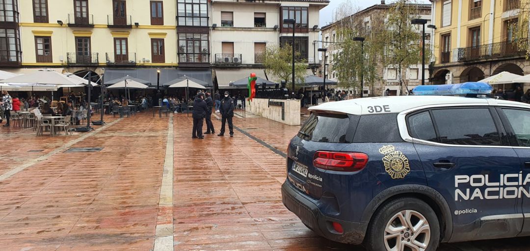 Dispositivo de la Policia Nacional para evitar concentraciones maxivas en Torrelavega durante la tarde del último día del año. Dispositivo de la Policia Nacional para evitar concentraciones maxivas en Torrelavega durante la tarde del último día del año.