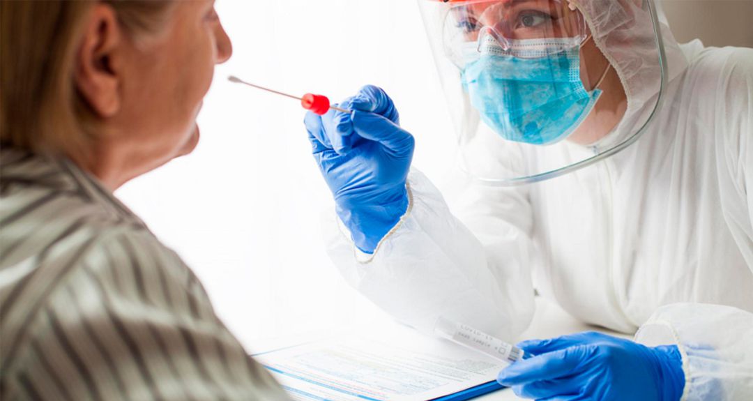 Una sanitaria realizando una prueba PCR. Una sanitaria realizando una prueba PCR.