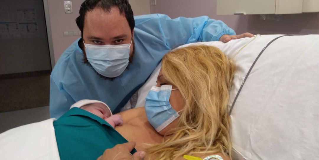 Amaia, la primera bebé nacida en 2021 en la Comunitat Valenciana, junto a sus padres Amaia, la primera bebé nacida en 2021 en la Comunitat Valenciana, junto a sus padres