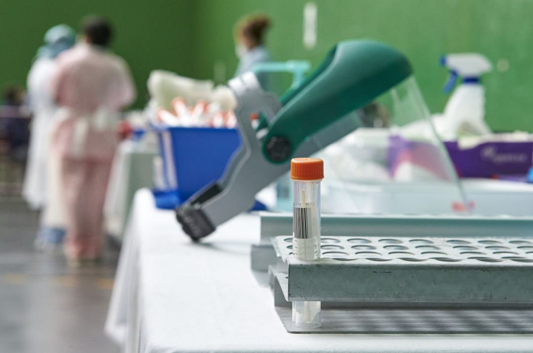 Tubo con una muestra tras la realización de una prueba PCR Tubo con una muestra tras la realización de una prueba PCR