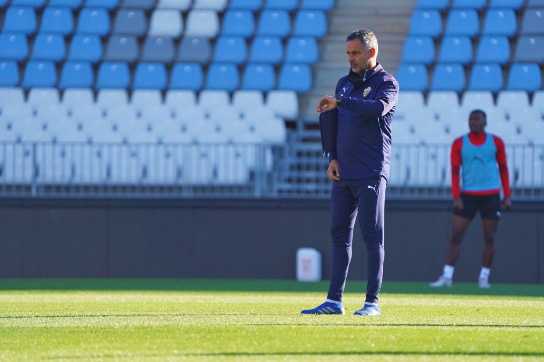 José Gomes concentrado en el entrenamiento del Almería. José Gomes concentrado en el entrenamiento del Almería.