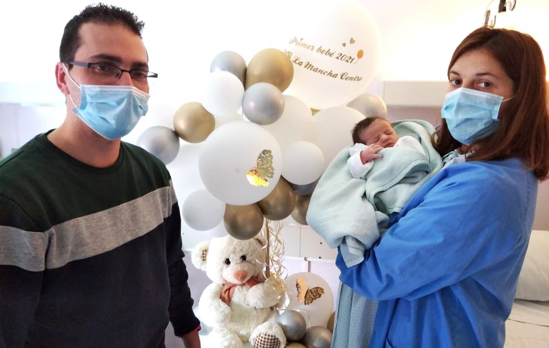 Julio y Elena con la pequeña Lucía Julio y Elena con la pequeña Lucía