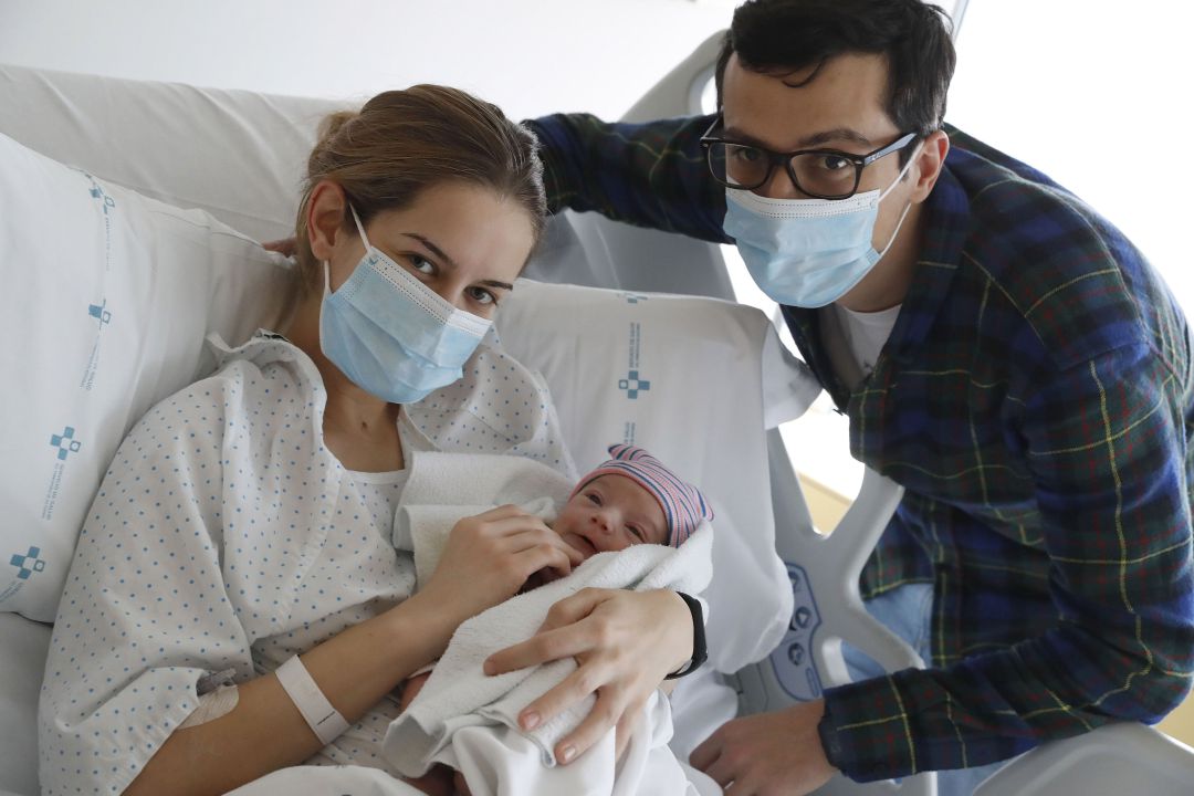 Nicolás junto a sus padres en el HUCA. Nicolás junto a sus padres en el HUCA.