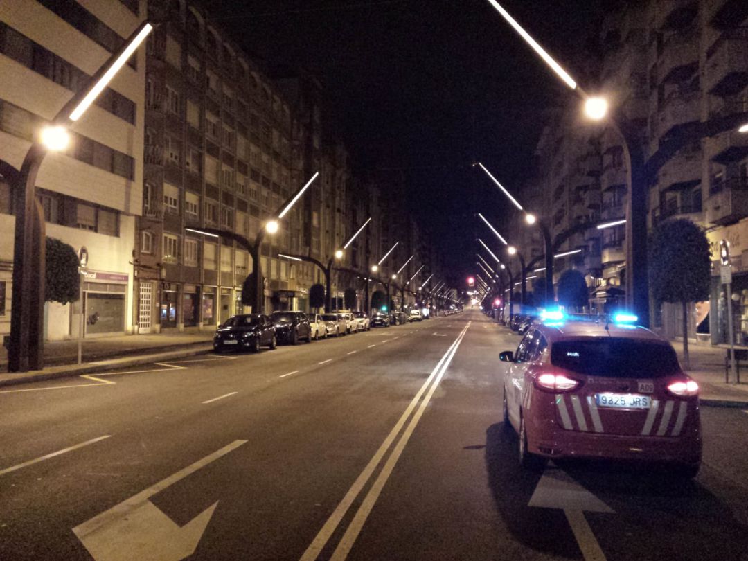 Un coche, de patrulla por la ciudad. Un coche, de patrulla por la ciudad.