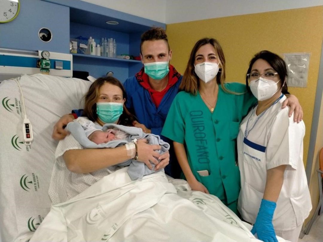 El primer bebé del año en Málaga junto a sus padres y enfermeros El primer bebé del año en Málaga junto a sus padres y enfermeros