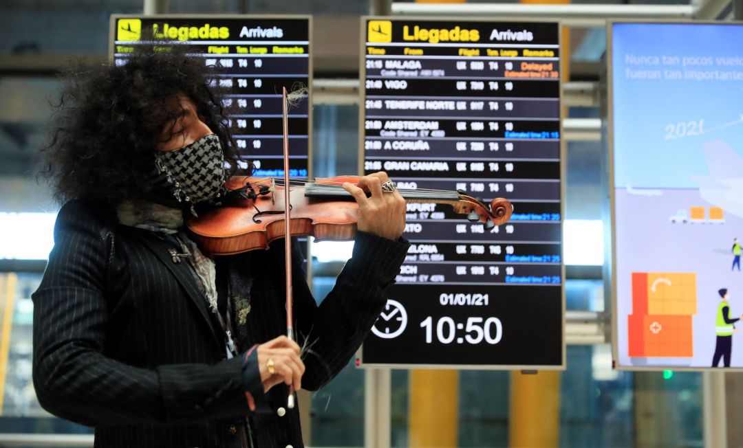 El violinista Ara Malikian ofrece una actuación en el Aeropuerto de Madrid-Barajas Adolfo Suárez para presentar "Petit Garage", su nuevo disco. El violinista Ara Malikian ofrece una actuación en el Aeropuerto de Madrid-Barajas Adolfo Suárez para presentar "Petit Garage", su nuevo disco.