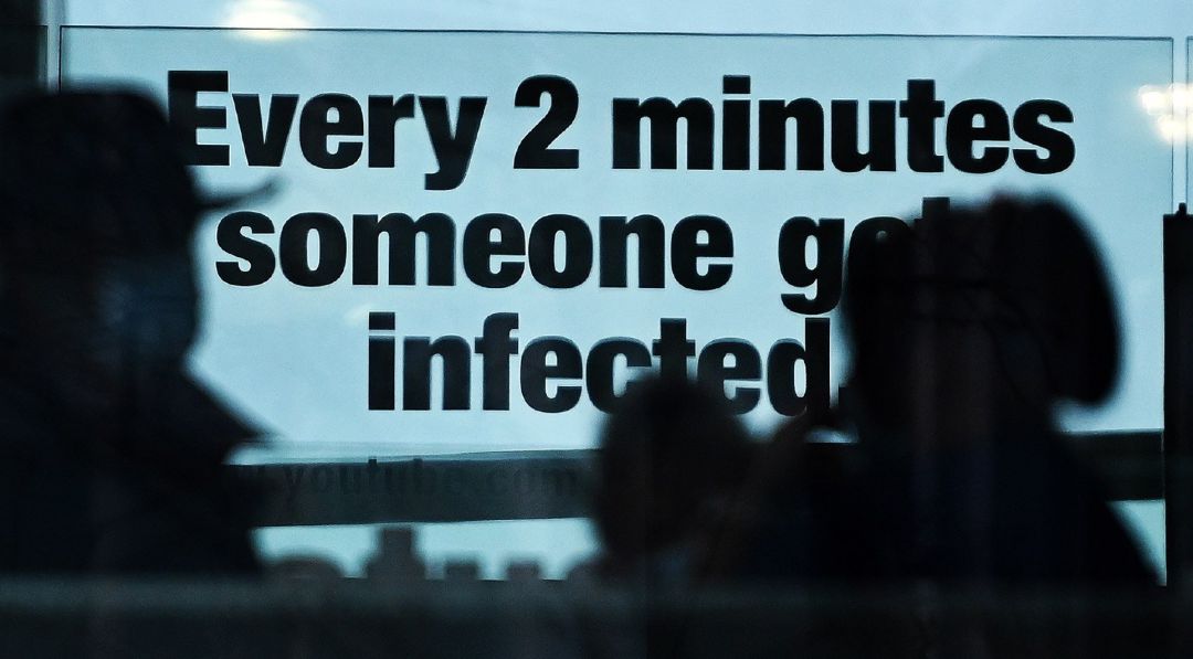 "Cada dos minutos se contagia una persona", reza este cartel del Servicio Nacional de Salud (NHS, por sus inglés), que advierte sobre la propagación del coronavirus "Cada dos minutos se contagia una persona", reza este cartel del Servicio Nacional de Salud (NHS, por sus inglés), que advierte sobre la propagación del coronavirus