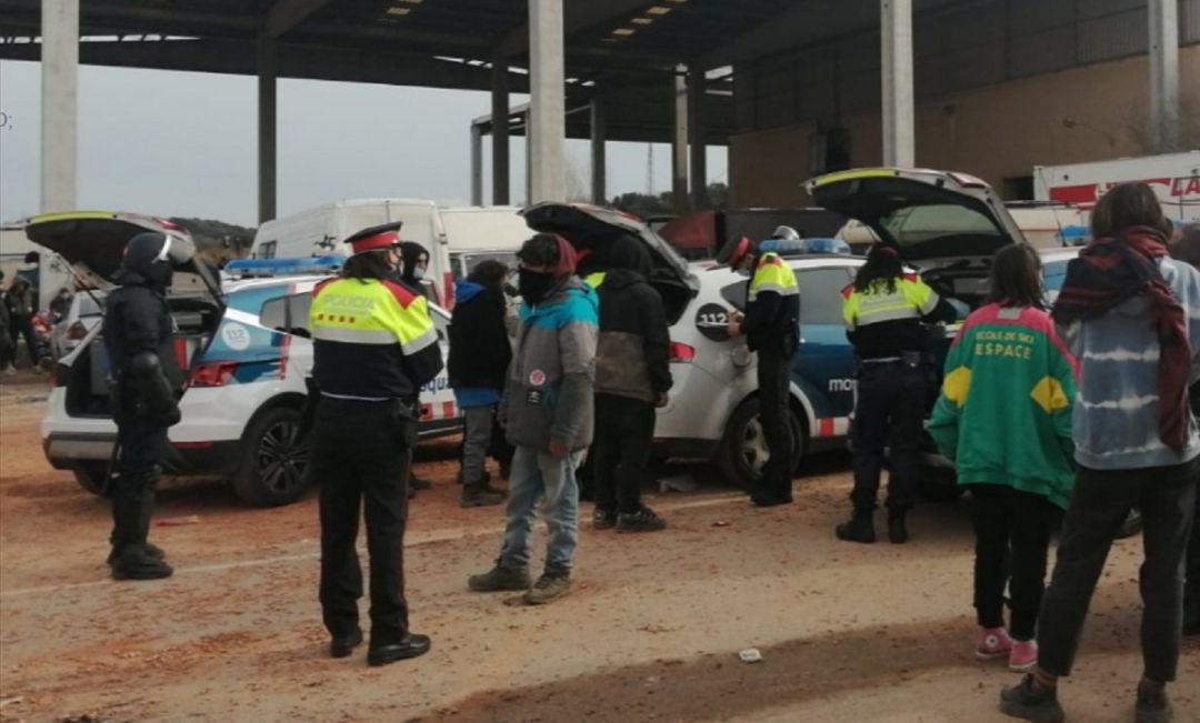 Los Mossos desalojan la 'rave' de Llinars. Los Mossos desalojan la 'rave' de Llinars.
